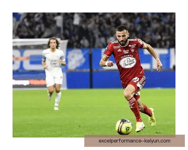 Rodri 在场上压力下的表现稳健，展现出出色的应变能力与控球技巧。